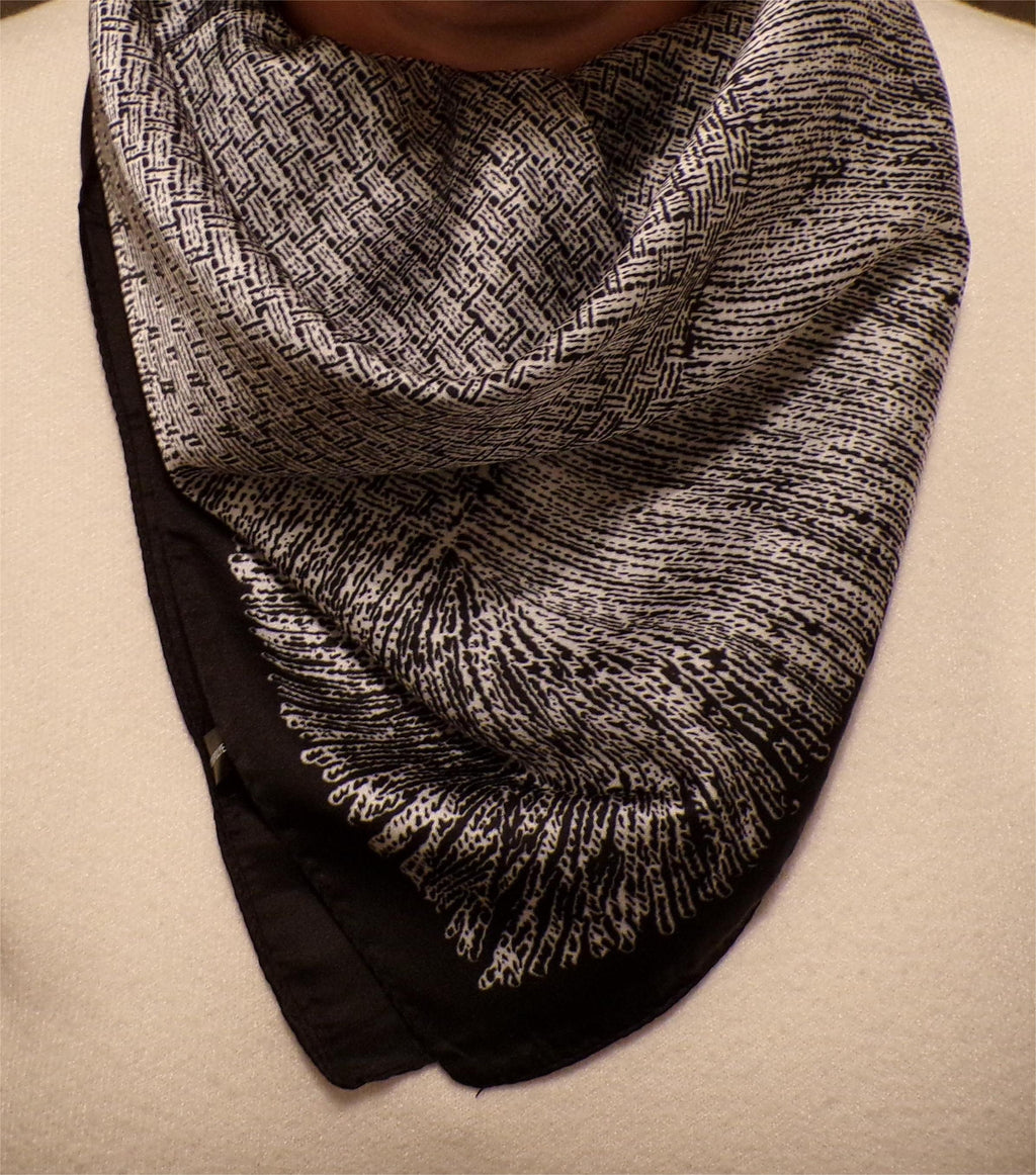 Seidenschal mit monochromer Struktur