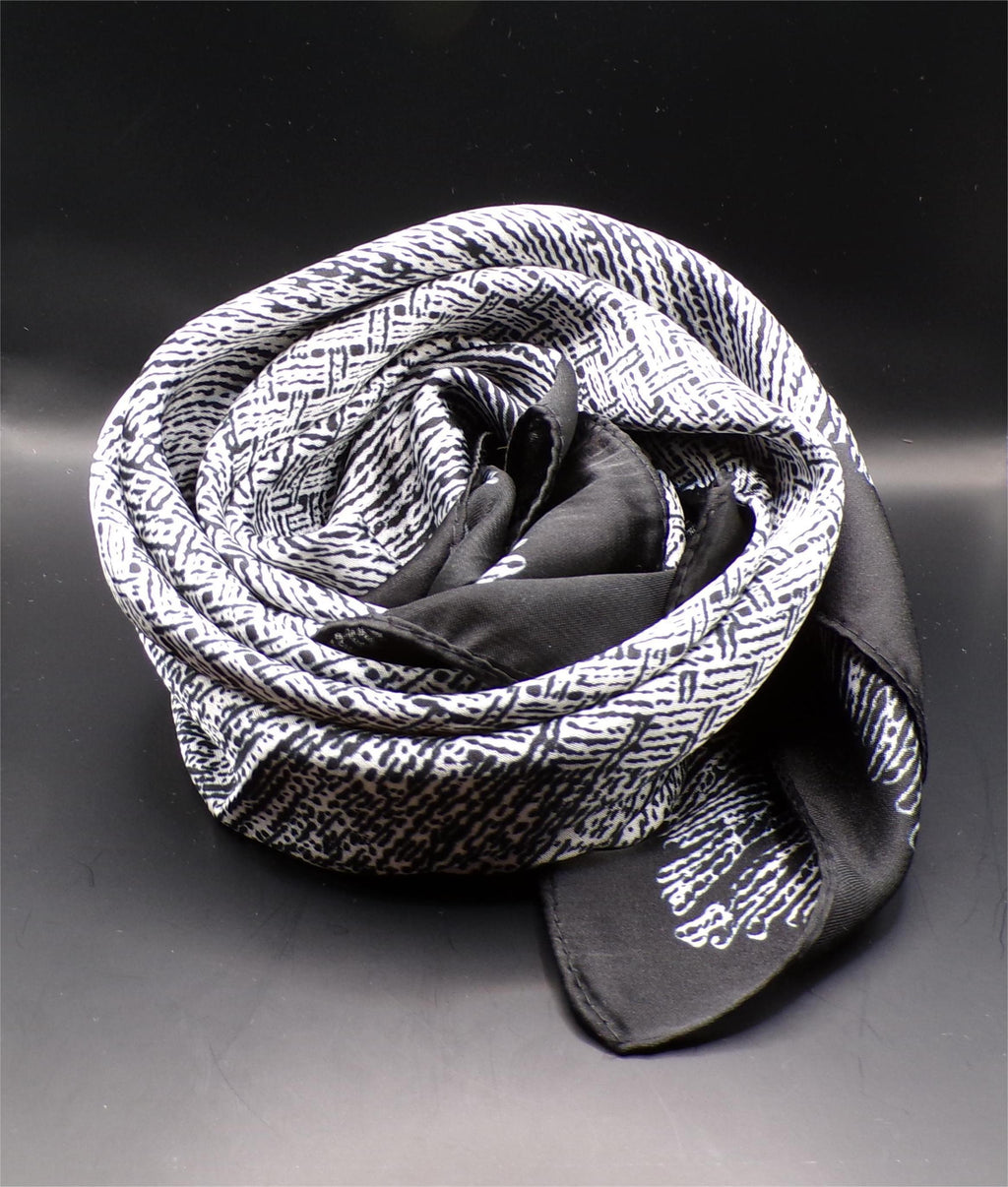 Seidenschal mit monochromer Struktur