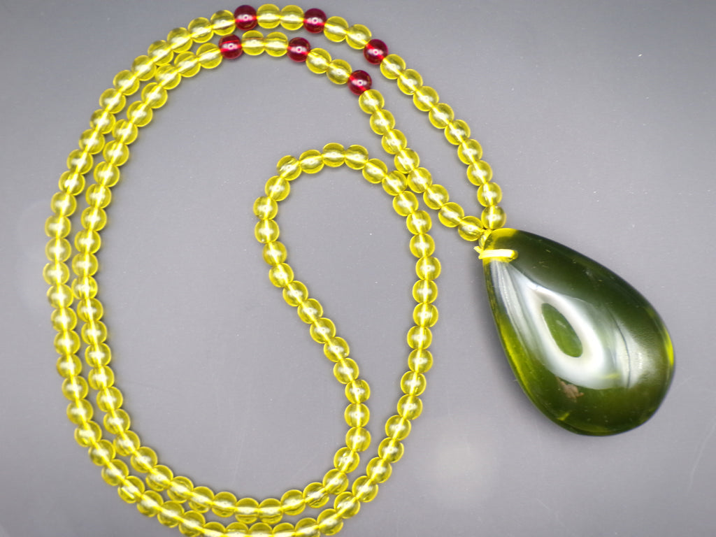 Πράσινο κολιέ με διάφανες χάντρες και μενταγιόν σε σχήμα δάκρυ