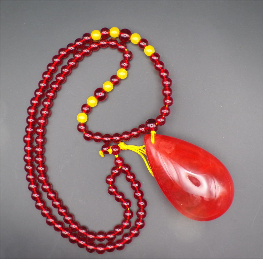 Rote tropfenförmige Perlenkette