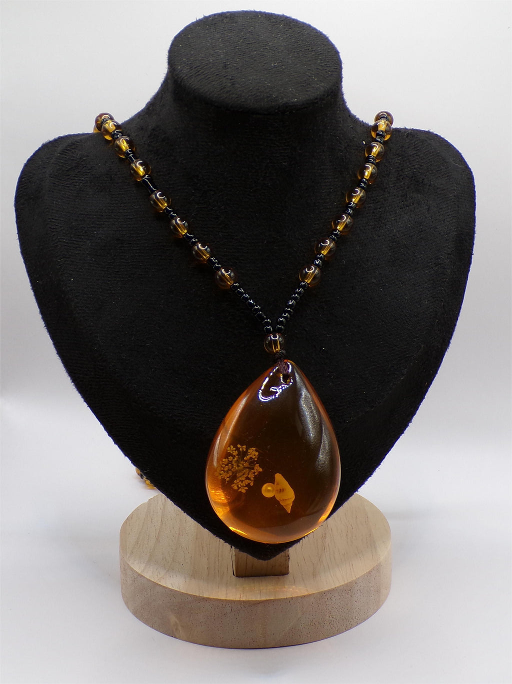 Κολιέ με χάντρες σε κεχριμπαρένια απόχρωση και μενταγιόν σε σχήμα δάκρυ